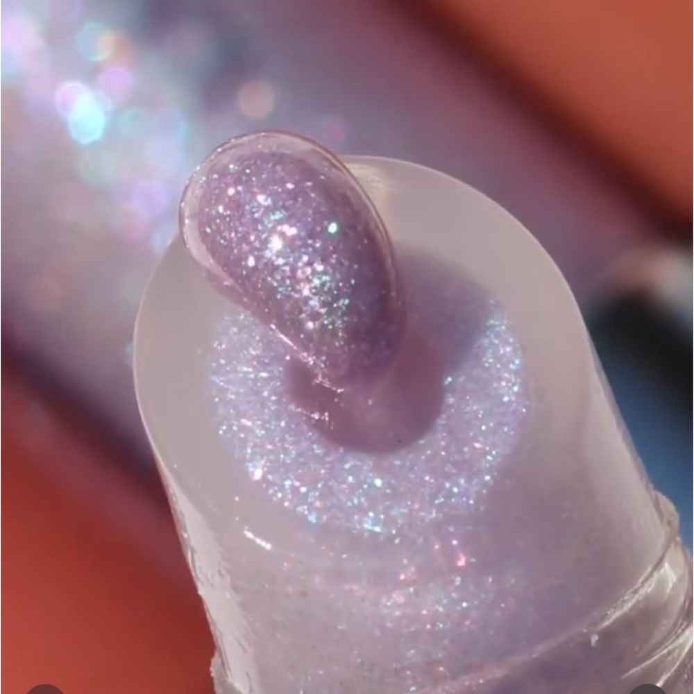 R.E.M Beauty On Your Collar Plumping Lipgloss in Chuckie BNIB